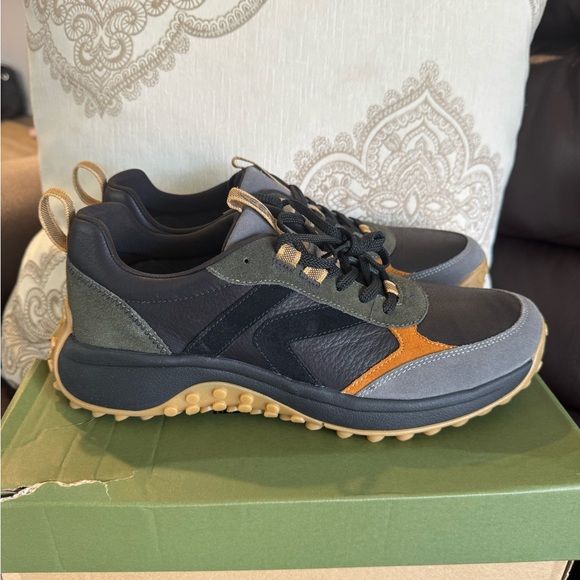 Keen Men's Black and Orange Sneakers - Picture 2 of 5